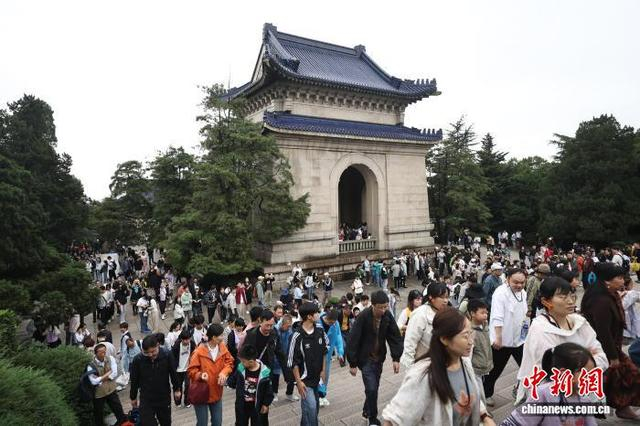 10月2日，国庆假期第二天，民众走进南京中山陵参观。中新社记者 泱波 摄