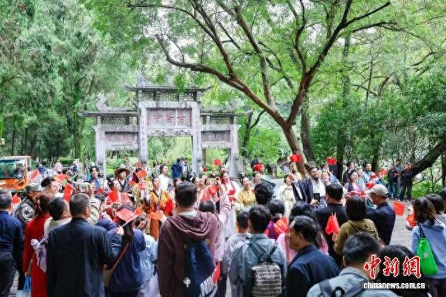 国庆假期首日，湖北襄阳古隆中景区节日氛围浓厚。湖北省文旅厅供图