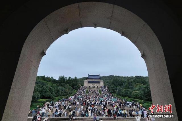 10月2日，国庆假期第二天，民众走进南京中山陵参观。中新社记者 泱波 摄