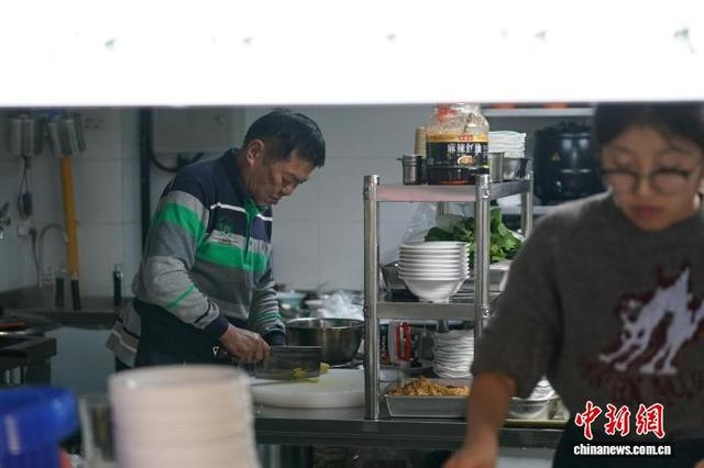 图为10月1日，国庆节，李兴忠在店内备餐。中新社记者 赵宇航 摄 