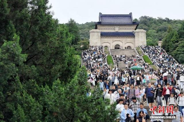 10月2日，国庆假期第二天，民众走进南京中山陵参观。中新社记者 泱波 摄