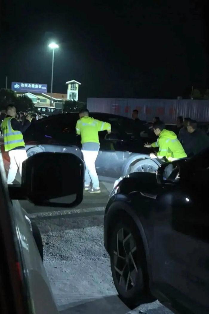 一辆新能源车在高速服务区没电趴窝 图源：视频截图