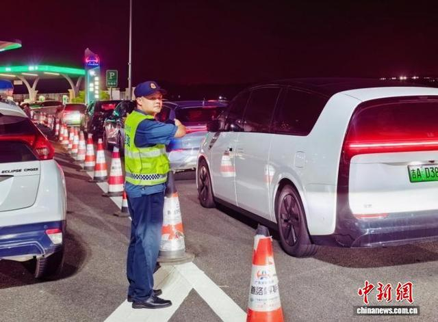 梁天柱指引车辆通行。广东交通集团 供图