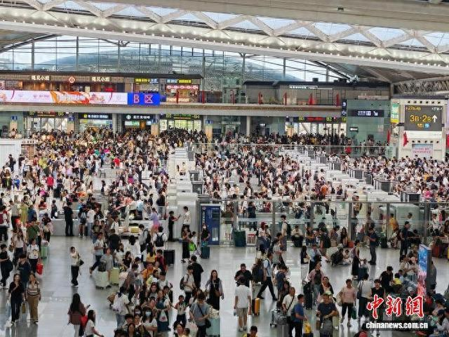 国庆假期首日广州南站到发旅客逾百万人次创历史纪录。图为广州南站候车大厅。中新社记者 郭军 摄