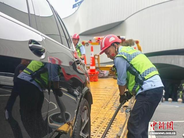 嘉兴管理中心施救员对故障车辆进行施救。浙江交通集团 供图