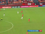 国足防线梦游，弧顶远射脱手后目送补射破门