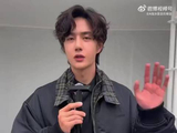 王一博被拦退后拍照，官方直播无法近身