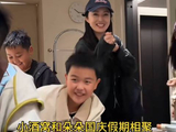 小酒窝朵朵穿同款外套