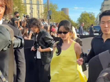 杨紫巴黎时装周，穿搭又遭人吐槽了！脸是好看的，这啥衣服啊？