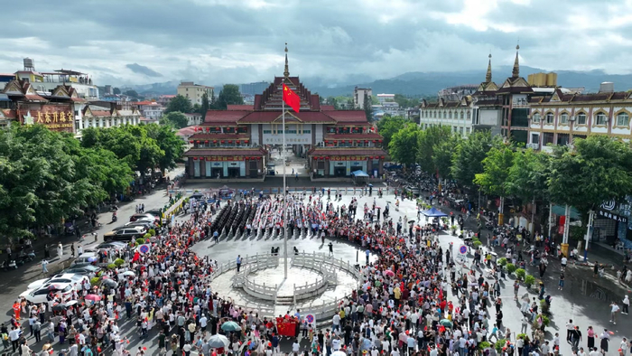 现场共同唱响《我和我的祖国》，悠扬嘹亮的歌声回荡在瑞丽国门口岸上空。瑞丽边检供图
