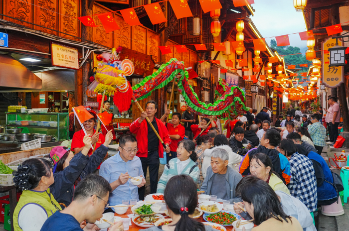 ▲国庆假期，人们走出家门，享受多彩假日时光。图/新华社
