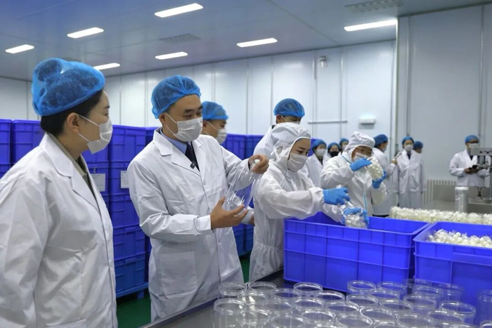 市场监管工作人员在食品生产企业检查
