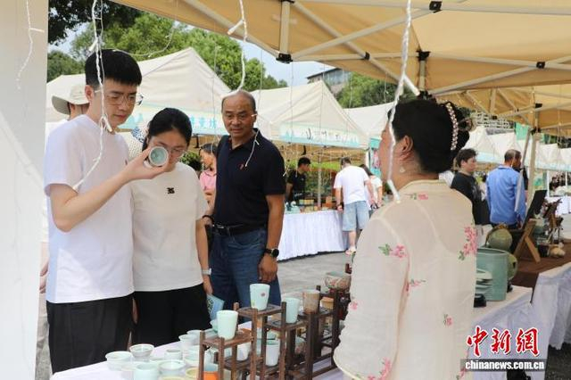 游客选购青瓷产品。蒋加丽 摄