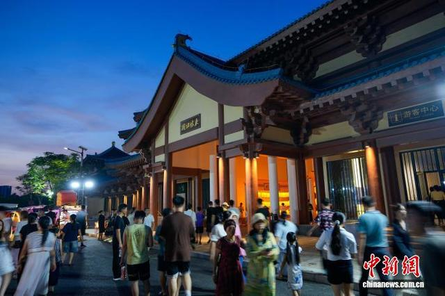 10月3日，东坡公园入口处的游客络绎不绝。中新社记者 骆云飞 摄