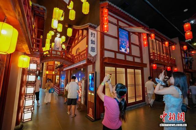10月3日，游客在东坡公园“通潮阁”内打卡拍照。中新社记者 骆云飞 摄