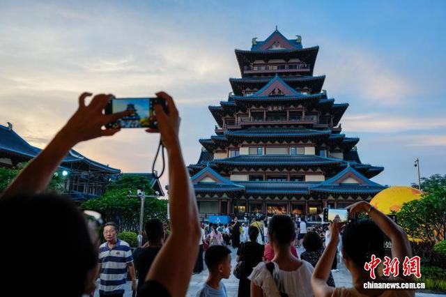 10月3日，东坡公园“通潮阁”吸引游客打卡拍照。中新社记者 骆云飞 摄