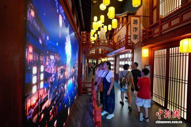 10月3日，游客在东坡公园“通潮阁”内游玩。中新社记者 骆云飞 摄