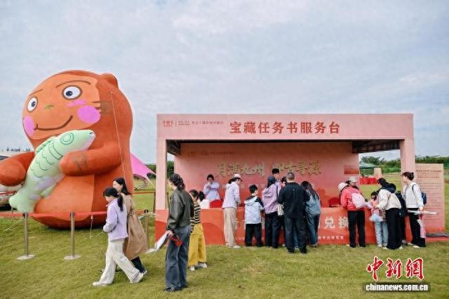 图为游客在巩义双槐树遗址“城市考古体验课堂”参与互动游戏。郑州市文物考古研究院供图