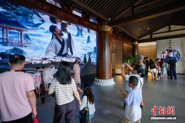 10月3日，游客在东坡公园“通潮阁”内游玩。中新社记者 骆云飞 摄