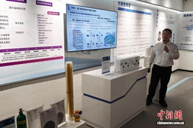 9月28日，厦门启航氢能技术有限公司总经理魏闻在厦门介绍公司产品。 吴冠标 摄