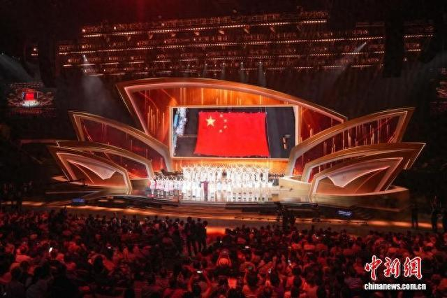 10月2日，香港同胞庆祝中华人民共和国成立77周年国庆文艺晚会在红磡香港体育馆举行。图为晚会现场。 中新网记者 张祥毅 摄