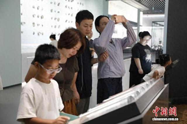 游客参观龙泉青瓷博物馆。蒋加丽 摄