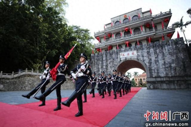 10月1日，广西友谊关出入境边防检查站国门护旗队擎旗行进。陈志荣 摄
