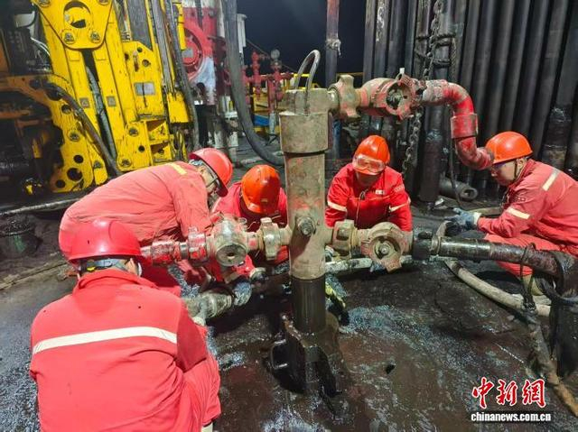 施工人员正在进行水泥头仪表附件安装。 大庆钻探供图
