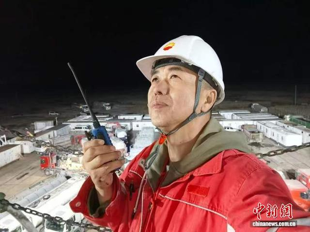 张守秋在指挥施工现场。 大庆钻探供图