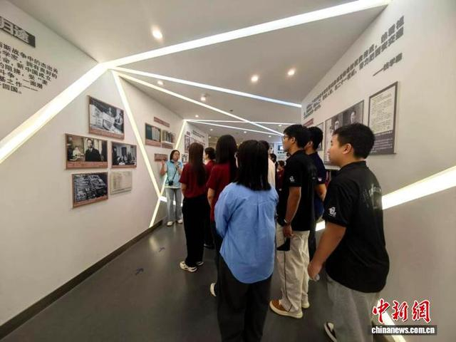 图为学生参观钱学森科学精神与教育思想展。阿琳娜 摄