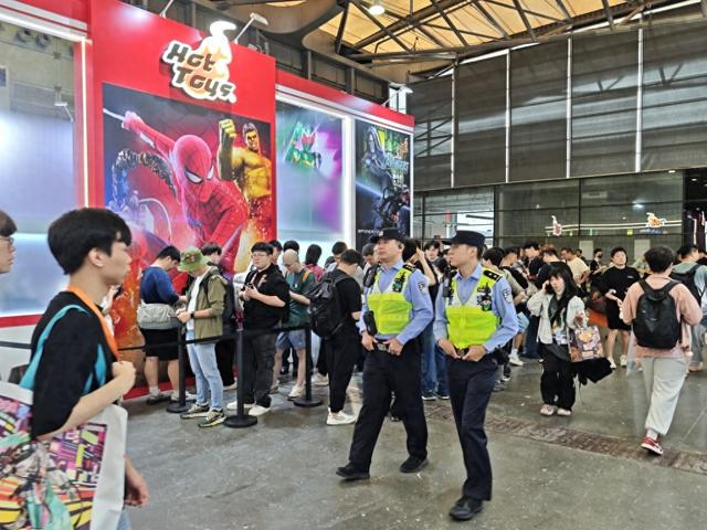 浦东警方在新国际博览中心开展步巡 上海市公安局供图