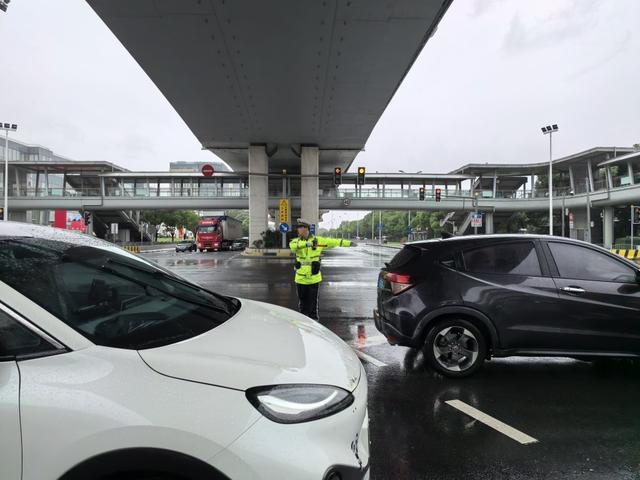 青浦警方在奥莱周边加强疏导 上海市公安局供图
