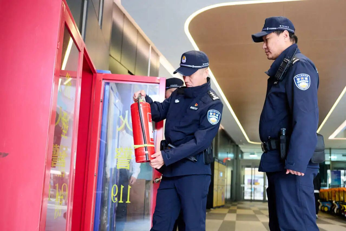 民警在商圈检查消防设备设施。昌平公安供图