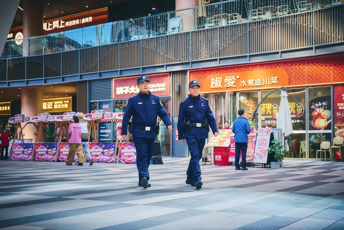 执勤警力科学规划巡逻路线，加密商场内部及周边主次干道、出入口、停车场、人行通道巡防频次。昌平公安供图