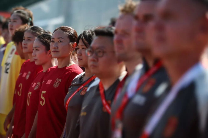 9月17日，中国队球员吴海燕（中）在比赛前。新华社记者 贾浩成 摄