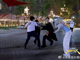 男友力爆棚！张真源搂着白鹿，保护名牌不被范丞丞撕！