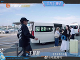 谁能想到他力气这么大，沉甸甸的行李箱轻松搬动，行动力直接拉满