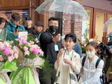 赵雅芝现身杭州西湖断桥