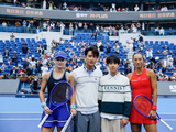 吴尊携儿子Max吴鑫乐亮相中网钻石球场，担任挑边嘉宾见证郑钦文