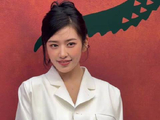 安宥真亮相Lacoste大秀，高盘发白西装甜美恬静