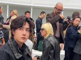 王一博这心理素质也太强大了吧，被这么大一群人围着拍，干啥都会成功的