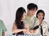 李一桐跳《学功夫练武术》手势舞，李现在身后疯狂打call ！