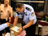 男子刚入职就弄丢10台苹果手机，担心不仅工作要丢还面临赔偿，民警一帧帧翻监控，6天后终于找回