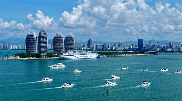 10月3日，海南三亚凤凰岛附近海域游艇穿梭往来（无人机照片）。 新华社记者 赵颖全 摄