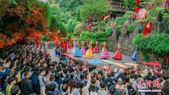 国庆假期，湖北宜昌三峡人家景区人气爆棚、游人如织。湖北省文旅厅 供图