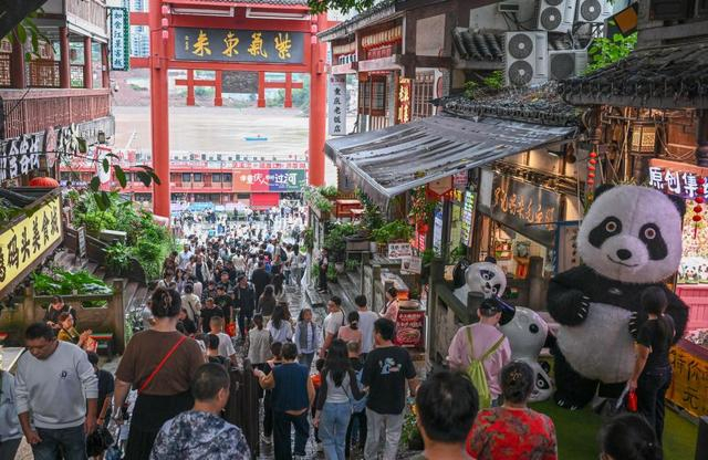 10月3日，游客在重庆磁器口古镇参观游览。 新华社记者 陈诚 摄