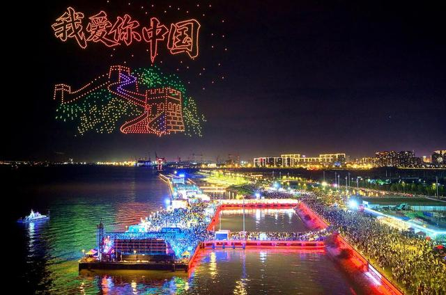 10月2日，国庆主题无人机表演在江苏南通举行，吸引众多游客观看（无人机照片）。 新华社发（许丛军摄）