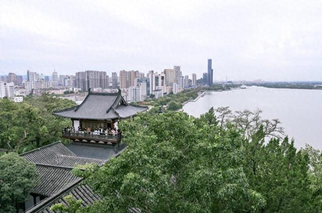 10月2日，游客在江苏镇江北固山景区的多景楼上参观。 新华社记者 陈晔华 摄