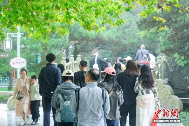 图为国庆假期，游客在江西庐山风景区游玩。庐山市融媒体中心供图