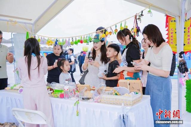 图为游客在当地游玩。 主办方供图